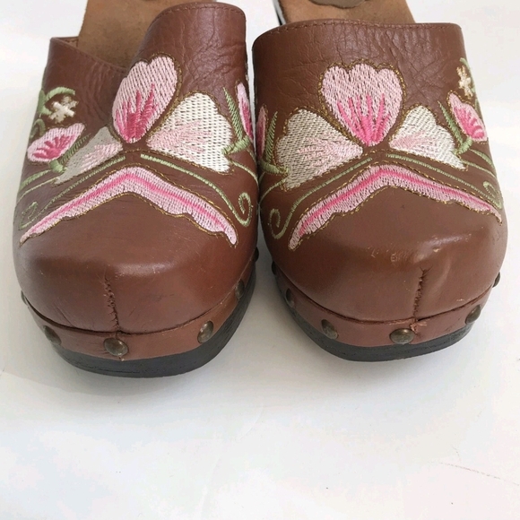 Stylish Brown Leather Clogs with Pink Floral Design - Picture 5 of 12